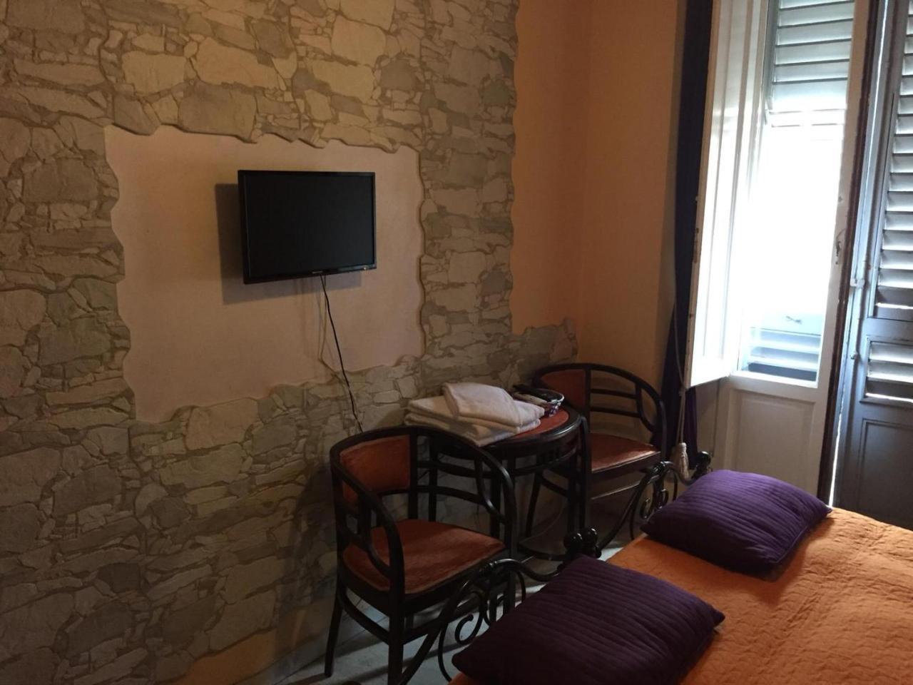 Doppel-/Zweibettzimmer mit privatem, externem Bad